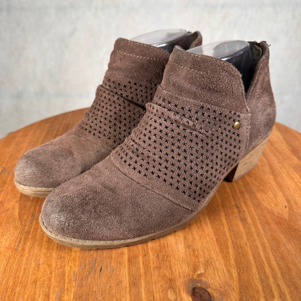 Earth Origins Amanda Booties Women 6.5W Brown Good Suede Perforated Ankle Boots